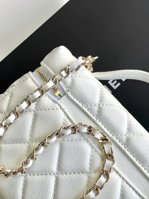06bf72a9-a7c25fd1a7ad.webp Chanel 25C Vanity Case White 20cm, Designer Handbags, Women’s Purse, luxury bags, Chanel bags