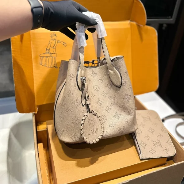 162-1-a7698e503238.webp Louis Vuitton Blossom Mahina Calfskin Bag Beige 21Cm, Designer Handbags, Womens Purse, luxury bags