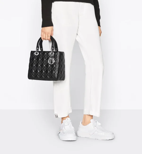1651221927_M0565PWRT_M900_E12_GHC-2c4ddd69c915.webp Medium Lady Dior Bag