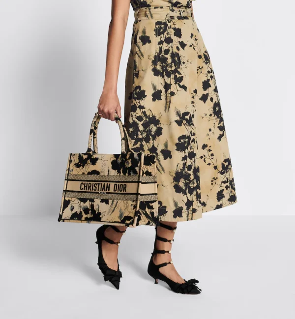 1706806111_F_24_2_LOOK_022_E15_GHC.webp Medium Dior Book Tote