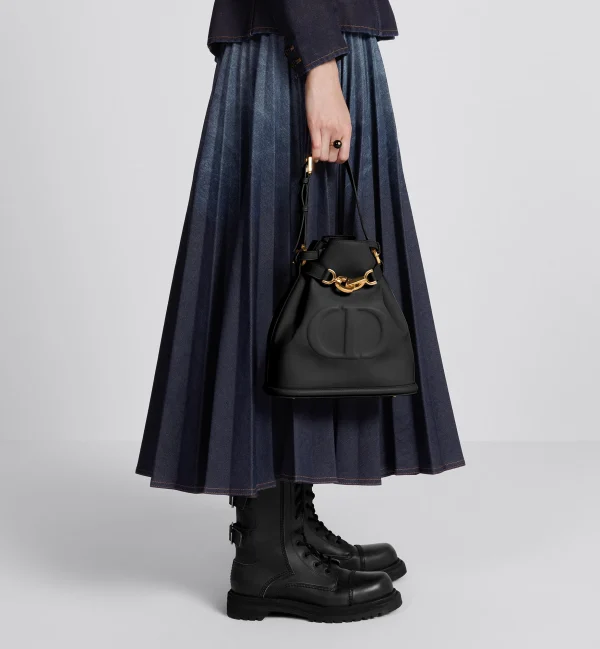 1707306474_F_23_4_LOOK_871_E11_GHC-b1eae474e066.webp Medium C’est Dior Bag Black CD-Embossed Calfskin