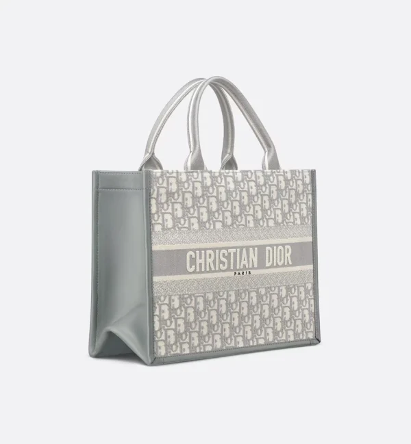 1719913517_M1324CZBB_M20I_E03_GHC-325ce623d9d3.webp Medium Dior Book Tote