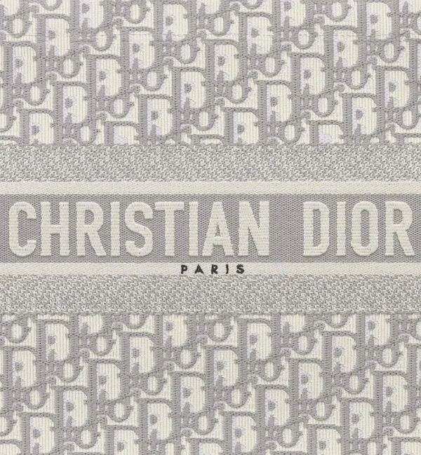 1719913518_M1324CZBB_M20I_E09_GHC-30bd400a4f00.webp Medium Dior Book Tote