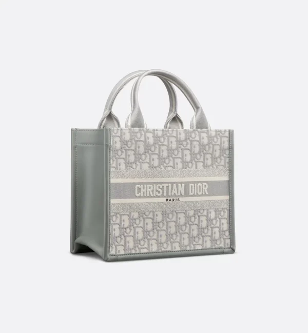 1719913518_M1325CZBB_M20I_E03_GHC-1d09fe87e97d.webp Small Dior Book Tote