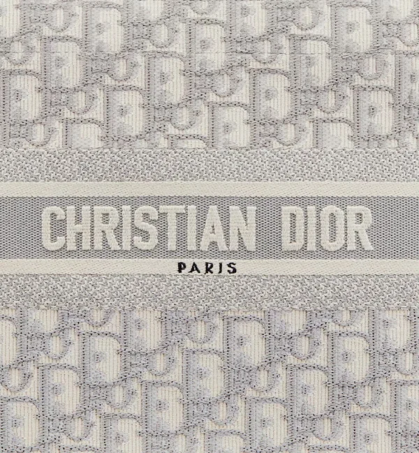 1719913518_M1325CZBB_M20I_E09_GHC-37963a404d36.webp Small Dior Book Tote