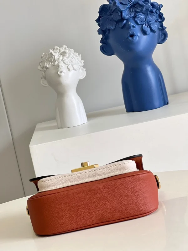 194a8a65-c934f03a00bb.webp Louis Vuitton Lockme Tender 19Cm Chataigne Brown, Designer Handbags, Womens Purse, luxury bags