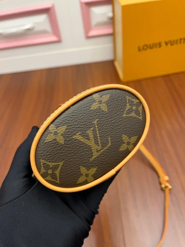 1a5fab61-e3d542992b49.webp Louis Vuitton Fold Me Pouch 18Cm, Designer Handbags, Womens Purse, luxury bags
