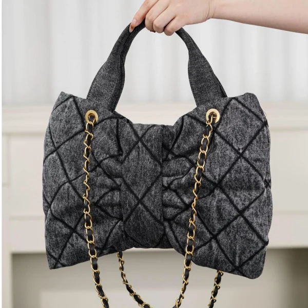 2-15321b78d1f6.webp Chanel Grey Bow Pattern Chain Shoulder Bag