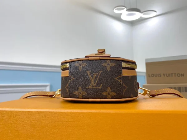 2_02d583d8-1db9-4ea1-9146-69ee0feb1685-1-ed75b603bf68.webp Louis Vuitton Boite Chapeau Souple Mm 22Cm, Designer Handbags, Womens Purse, luxury bags