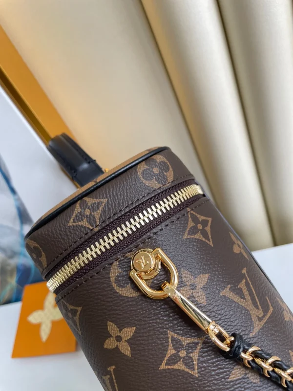 2f4e01987d4a1c96d742eff8eb3e1582-82a3675ce087.webp Louis Vuitton Vanity Chain Pouch Other Monogram Canvas 17cm Women Handbags M47125, Designer Handbags, Womens Purse, luxury bags