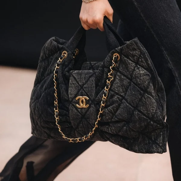 3-1-877f8de75cfa.webp Chanel Grey Bow Pattern Chain Shoulder Bag