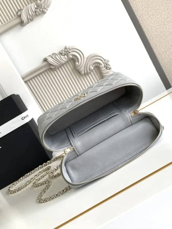 32a20fa6-f900f60fd028.webp Chanel 25C Vanity Case Light Blue 20cm, Designer Handbags, Women’s Purse, luxury bags, Chanel bags