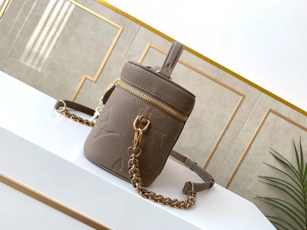 3_5fe20b97-50d5-469c-9cca-ead144e98a63-02cdf14cd52c.webp Louis Vuitton Vanity Pm Dune 19cm/7.5in, Designer Handbags, Womens Purse, luxury bags