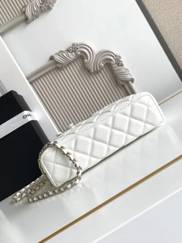 3e8a37dc-1-c5828d7dc472.webp Chanel 25C Vanity Case White 20cm, Designer Handbags, Women’s Purse, luxury bags, Chanel bags