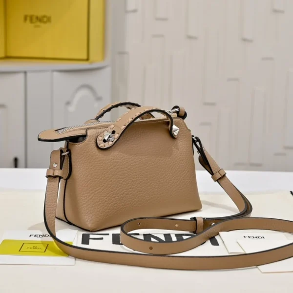 424-4-e627109fdcae.webp Fendi By The Way Selleria Medium Beige 20Cm