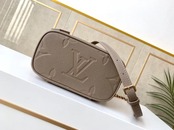 4_8158dd9c-f3ea-43b3-8f73-14e003fd3b02-5228791ee032.webp Louis Vuitton Vanity Pm Dune 19cm/7.5in, Designer Handbags, Womens Purse, luxury bags