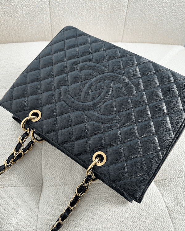 4bb0da_9a01e52477304f30bfd8fbf461a71d9emv2-303da9a77670.webp Chanel Classic Tote Bag Gold Toned Hardware Black 34cm, Designer Handbags, Women’s Purse, luxury bags, Chanel bags