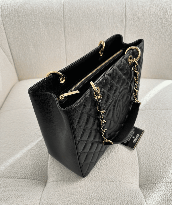 4bb0da_b2ad69f5380941ed805d7c653a4957e6mv2-28683f82d118.webp Chanel Classic Tote Bag Gold Toned Hardware Black 34cm, Designer Handbags, Women’s Purse, luxury bags, Chanel bags