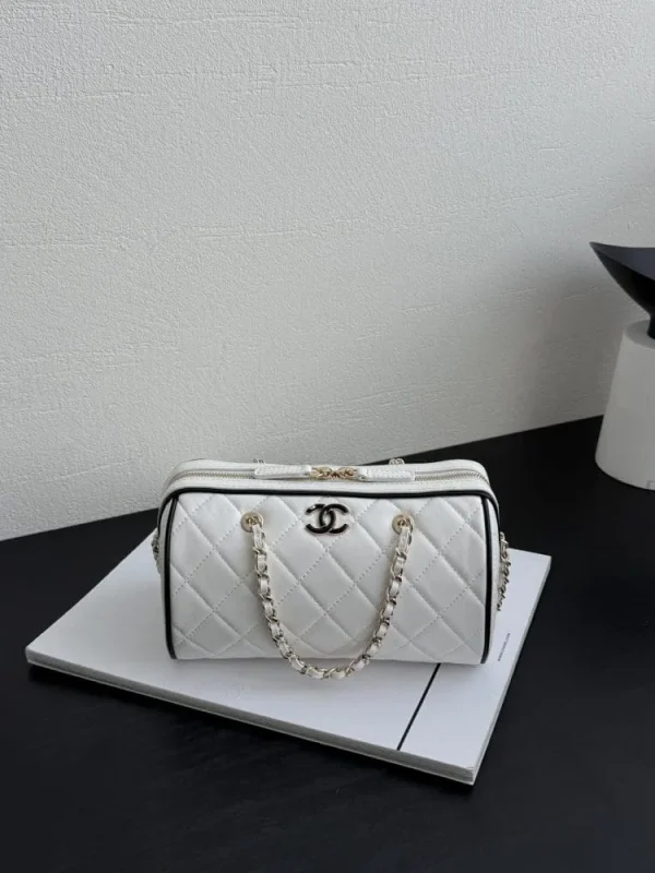 55b1132d-a6cb6f1b912d.webp Chanel Spring Summer 2025 Pre-collection Clutch With Chain Lambskin White 18.5cm/ 7.3inches, Designer Handbags, Women’s Purse, luxury bags, Chanel bags