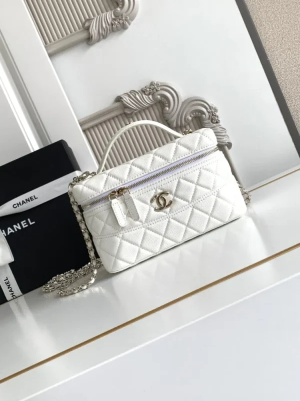 5feb8718-1-fcbc6c497605.webp Chanel 25C Vanity Case White 20cm, Designer Handbags, Women’s Purse, luxury bags, Chanel bags