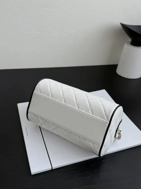 6e7c0547-99818cd9c77f.webp Chanel Spring Summer 2025 Pre-collection Clutch With Chain Lambskin White 18.5cm/ 7.3inches, Designer Handbags, Women’s Purse, luxury bags, Chanel bags