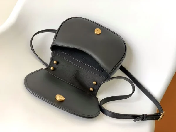 7cdd16e3-3f3116aaab82.webp Fendi C’mon Medium Shoulder Bag Black 21cm/ 8.3in