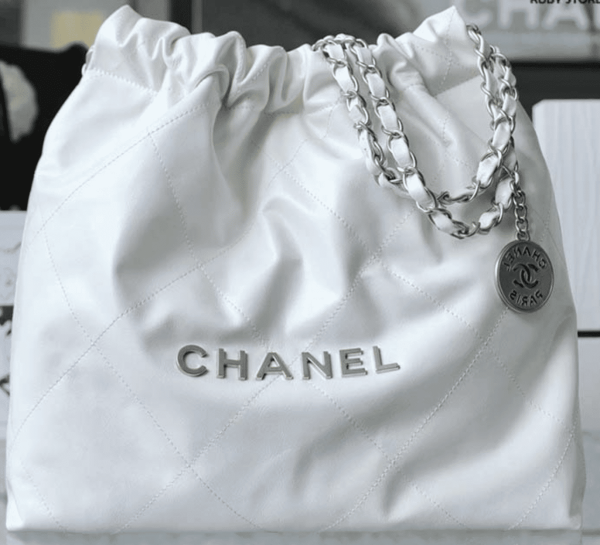 Anh-man-hinh-2023-09-24-luc-23.58.18-4007613c52ee.webp Chanel 22 Handbag White 42Cm/16.4in As3261 With Silver, Designer Handbags, Women’s Purse, luxury bags, Chanel bags