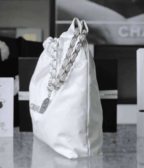 Anh-man-hinh-2023-09-24-luc-23.58.36-dd2d797be5f4.webp Chanel 22 Handbag White 42Cm/16.4in As3261 With Silver, Designer Handbags, Women’s Purse, luxury bags, Chanel bags