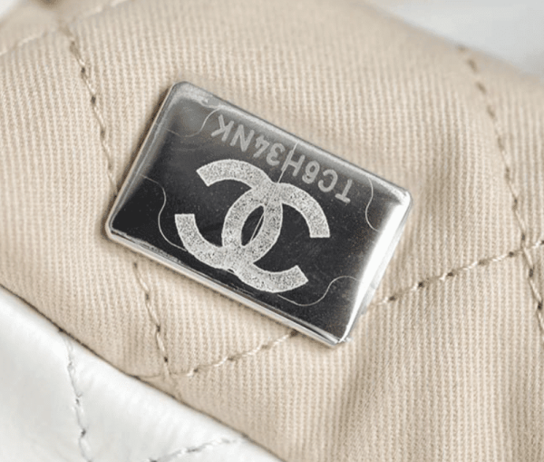 Anh-man-hinh-2023-09-24-luc-23.59.39-8c73642605c1.webp Chanel 22 Handbag White 42Cm/16.4in As3261 With Silver, Designer Handbags, Women’s Purse, luxury bags, Chanel bags