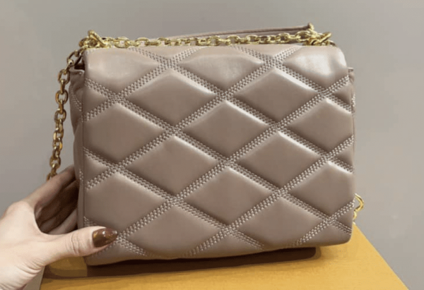 Anh-man-hinh-2023-10-22-luc-21.38.30-727b148739c3.webp Louis Vuitton Go 14 Gm Beige 22Cm M23689, Designer Handbags, Womens Purse, luxury bags