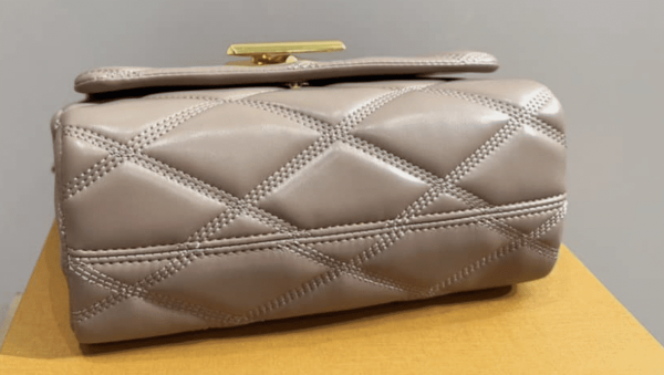 Anh-man-hinh-2023-10-22-luc-21.38.34-e0f128ba741c.webp Louis Vuitton Go 14 Gm Beige 22Cm M23689, Designer Handbags, Womens Purse, luxury bags