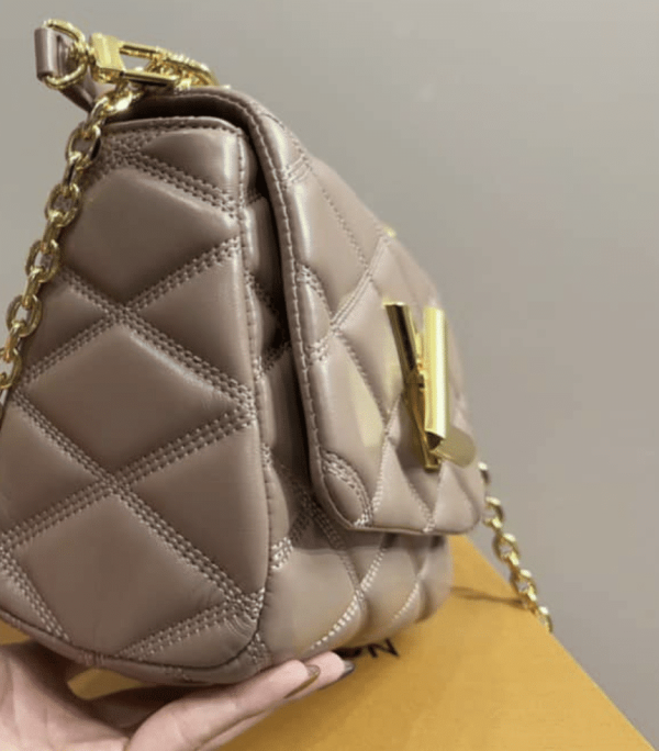 Anh-man-hinh-2023-10-22-luc-21.38.40-71b2b1471982.webp Louis Vuitton Go 14 Gm Beige 22Cm M23689, Designer Handbags, Womens Purse, luxury bags