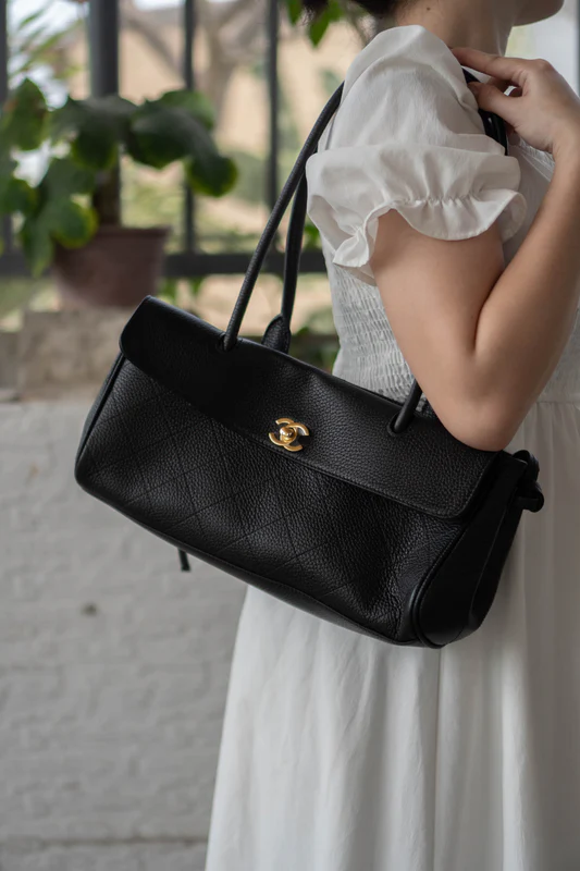 DSC09625_19a2c953-ee3f-4405-8d3d-87861e34bd98-1-4d68ec9623fe.webp Chanel Small Shopping Bag Calfskin With Grain Effect & Gold Metallic Black 32cm/12.6in AS6288