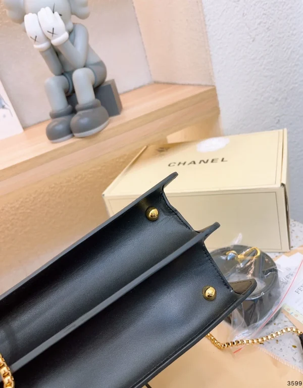 FB24-f3f5431af9e8.webp Fendi Peekaboo Iseeu Petite Black 32Cm