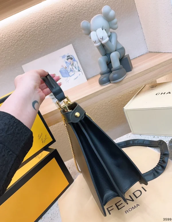 FB25-b43d4724cf35.webp Fendi Peekaboo Iseeu Petite Black 32Cm