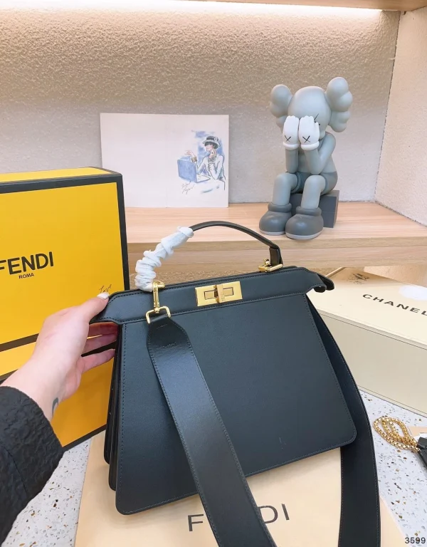 FB30-4b37aecb81ce.webp Fendi Peekaboo Iseeu Petite Black 32Cm