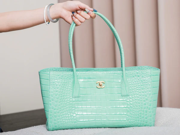 IMG_5190_600x-1-4dd0ce991492.webp Chanel Small Shopping Bag Embossed Calfskin With Crocodile Pattern & Gold-plated Alloy Green 20cm/7.9in AS6243