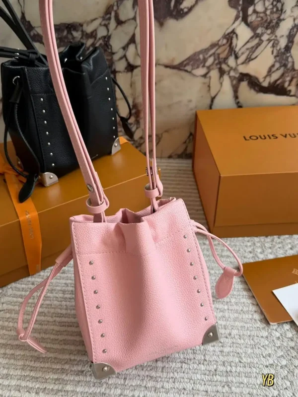 J8UQzcCGmYi01J6IYzYzpswXXa4IyW4TeIPObOgApDg-8f52f38e8695.webp Louis Vuitton Nano Noé Trunk Bag 15cm M2A067