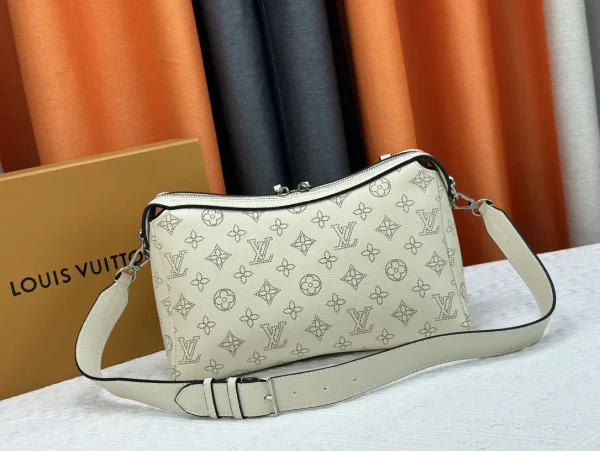 LV15-b2b343b31bf3.webp Louis Vuitton Hand It All Pm Creme 29Cm M24114, Designer Handbags, Womens Purse, luxury bags
