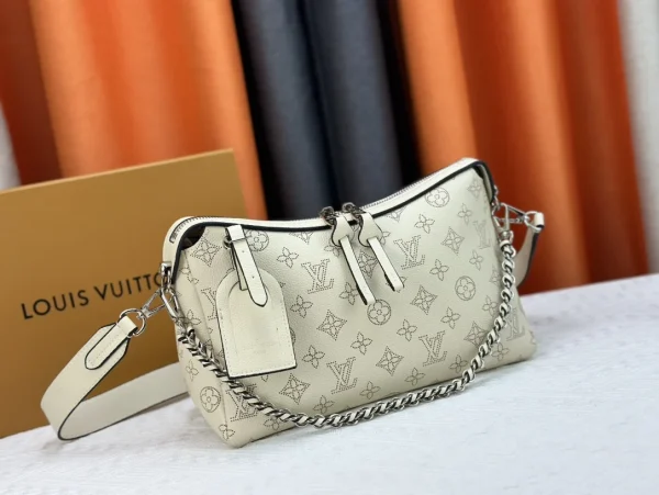 LV17-3f9a32c00b23.webp Louis Vuitton Hand It All Pm Creme 29Cm M24114, Designer Handbags, Womens Purse, luxury bags