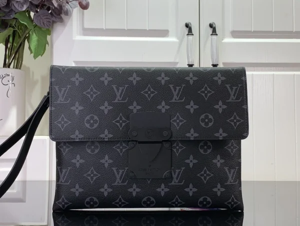 LVB64-3-322c98e17922.webp Louis Vuitton S Lock A4 Pouch Black 28Cm, Designer Handbags, Womens Purse, luxury bags