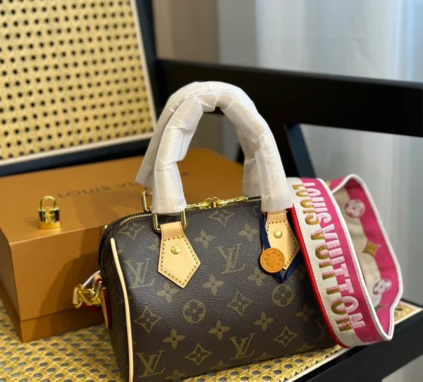 LVBAGS-2-3-b4ea0e1e8979.webp Louis Vuitton Speedy Bandouliere 20 Fuchsia 20cm M46234, Designer Handbags, Womens Purse, luxury bags