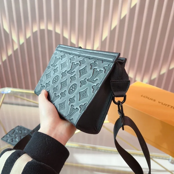 LVBAGS-9-121-b61a42e1f16f.webp Louis Vuitton Gaston Wearable Black 22Cm M81115, Designer Handbags, Womens Purse, luxury bags