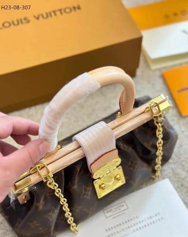 LVBB04-17-a59aebaa6880.webp Louis Vuitton Monogram Clutch Bag Brown 28Cm M46544, Designer Handbags, Womens Purse, luxury bags