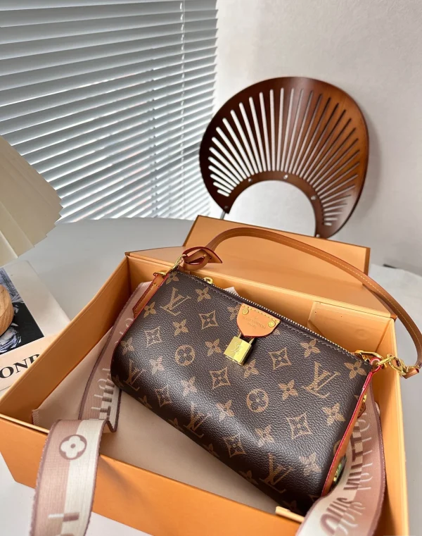 LVBB12-775c769bd857.webp Louis Vuitton Pochette Tirette Monogram Canvas 23Cm M47123, Designer Handbags, Womens Purse, luxury bags