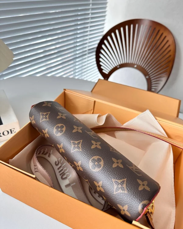 LVBB18-a8e414c0aefe.webp Louis Vuitton Pochette Tirette Monogram Canvas 23Cm M47123, Designer Handbags, Womens Purse, luxury bags
