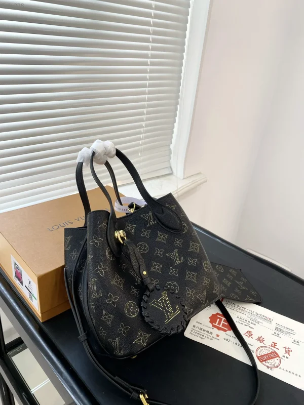 LVBB2-12-c346efd4e4dc.webp Louis Vuitton Blossom Pm Black 20Cm M23393, Designer Handbags, Womens Purse, luxury bags