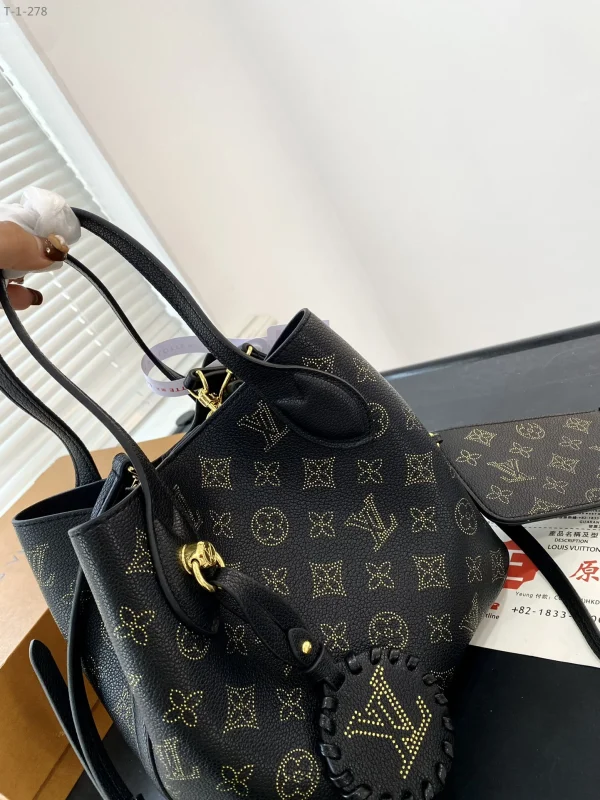 LVBB3-10-f65362c1e2ac.webp Louis Vuitton Blossom Pm Black 20Cm M23393, Designer Handbags, Womens Purse, luxury bags