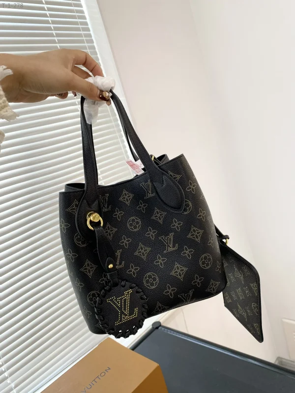LVBB4-8-703c27da338a.webp Louis Vuitton Blossom Pm Black 20Cm M23393, Designer Handbags, Womens Purse, luxury bags