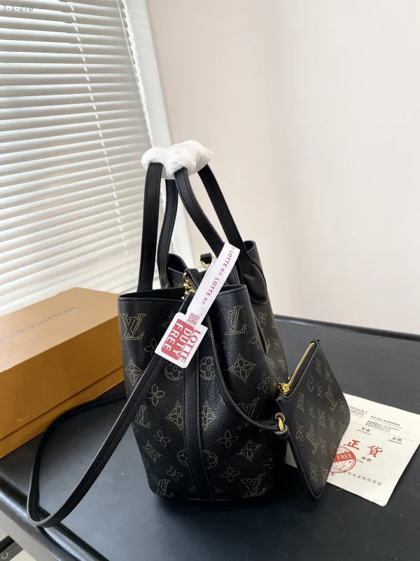 LVBB5-4-6ba8ac2fcd39.webp Louis Vuitton Blossom Pm Black 20Cm M23393, Designer Handbags, Womens Purse, luxury bags